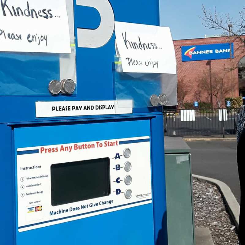 On Last Day Of Spring Break Mother And Son Help Pay It Forward Ktvl