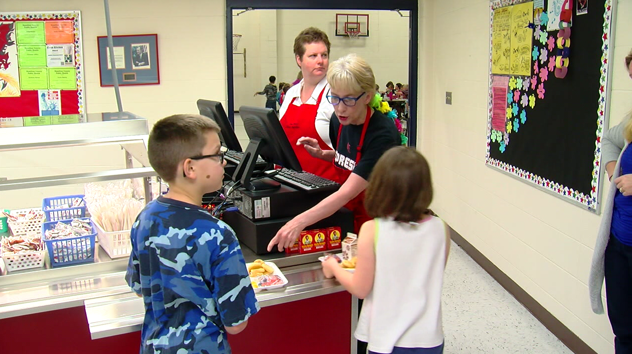 Elementary school lunch lady goes above and beyond for kids WTTE