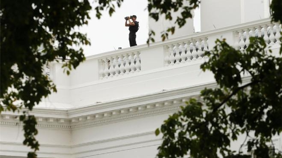 131003_b_White_House_Security_9.jpg