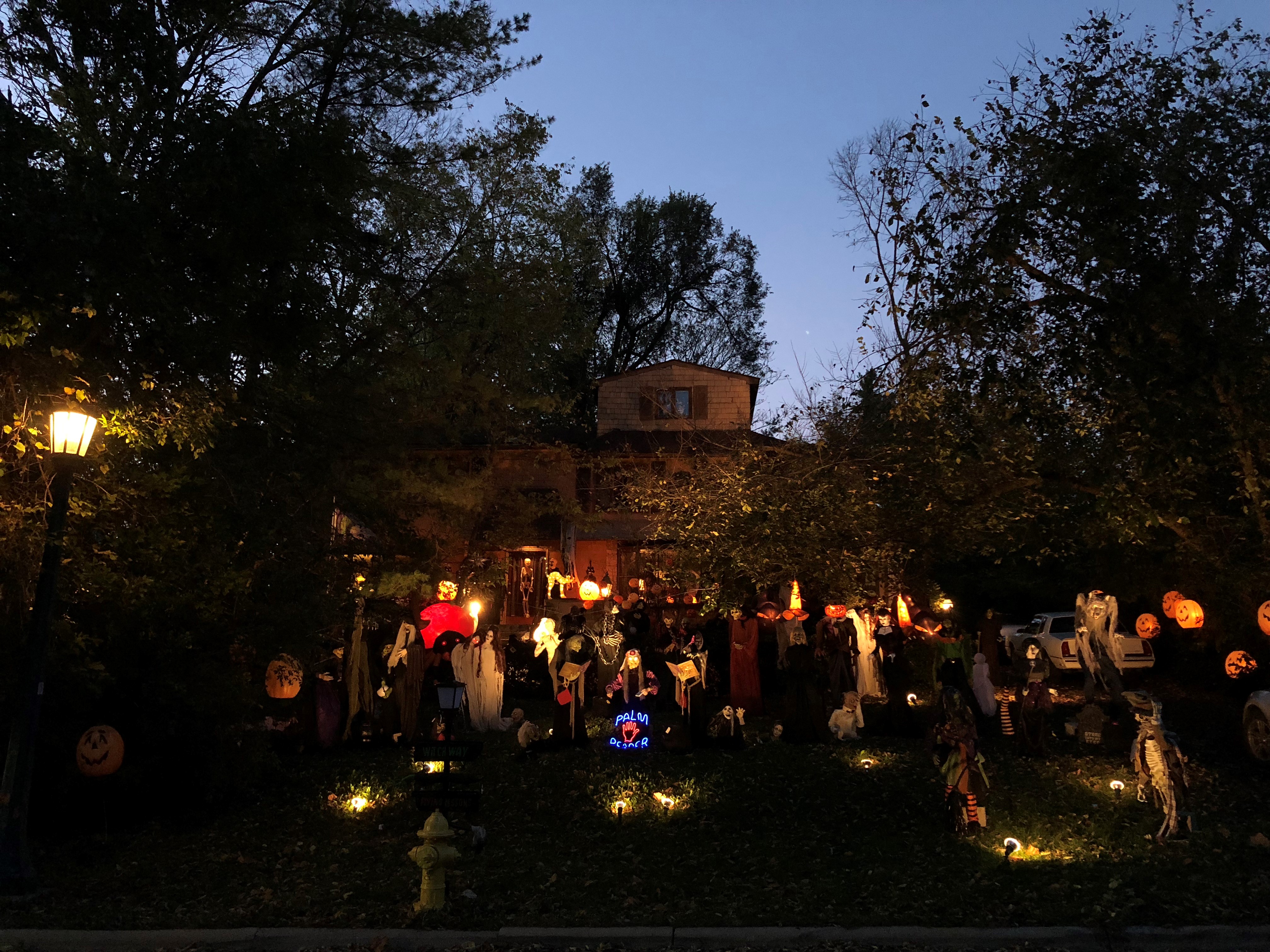 One Homeowner Loves To Show Off His Love Of Halloween With A Yard Full Of Decorations One Homeowner Loves To Show Off His Love Of Halloween With A Yard Full Of Decorations